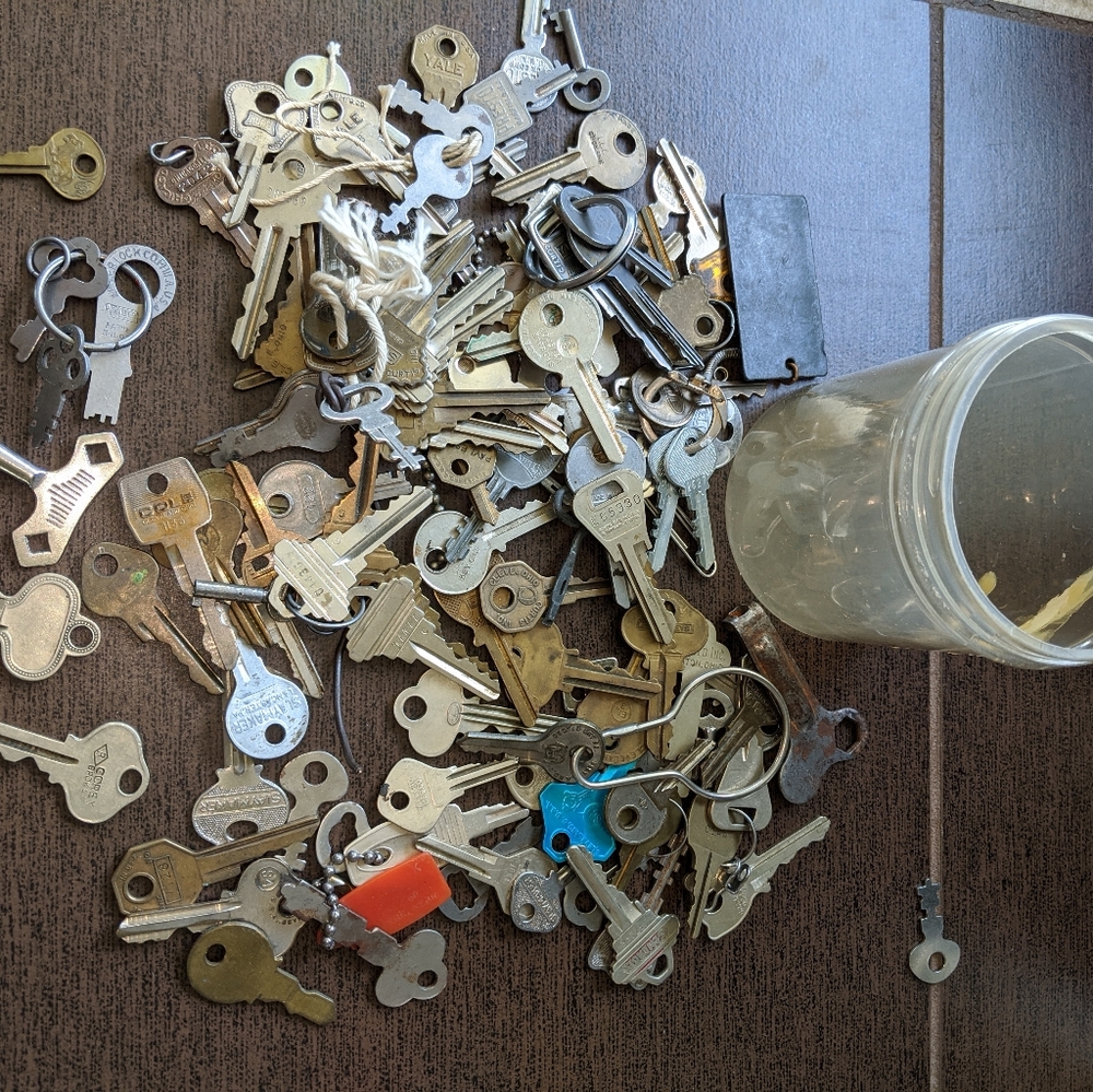 Jar Full of Vintage Style Keys. 2 - Picture 2 of 2